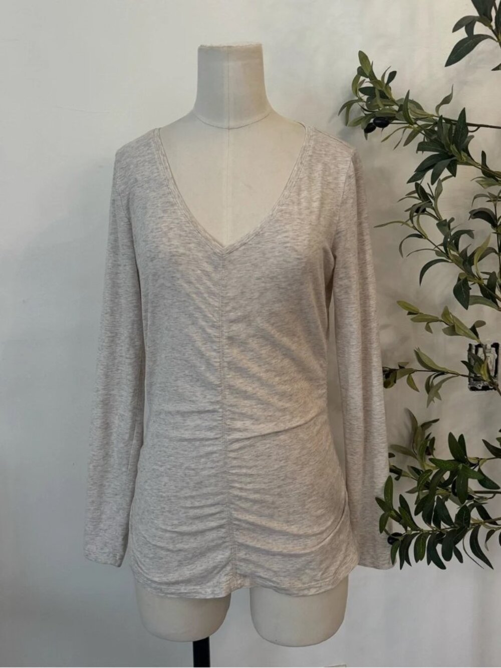 Athleta Ruched V-Neck Long Sleeve Top Women’s Medium Oatmeal Heather Soft Casual
